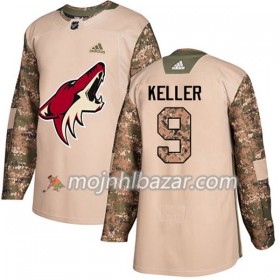 Dresovi Arizona Coyotes Clayton Keller 9 Adidas 2017-2018 Camo Veterans Day Practice Authentic - Muške